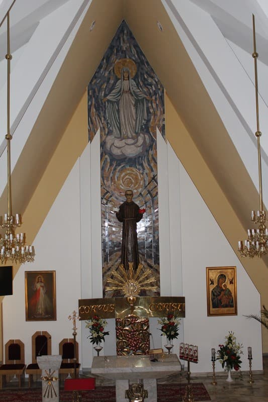 Prezbiterium kościoła z mozaikową kompozycją ołtarzową i figurą świętego